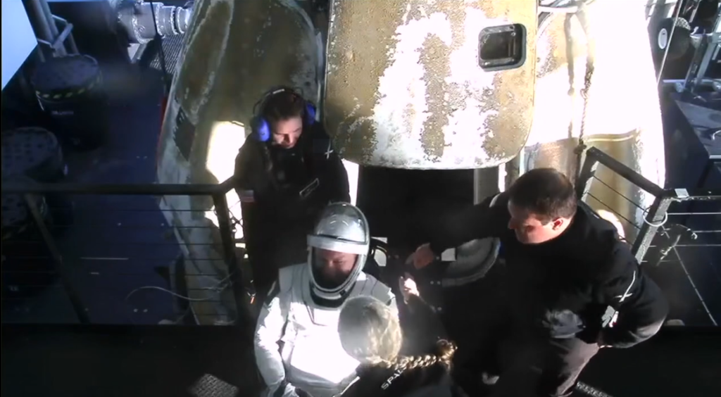 nasa astronauts return spacex dragon